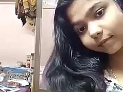 18 साल की प्यारी लड़की कैमरे के सामने अपने शरीर और स्तनों को दिखा रही है
