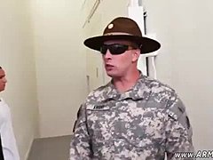 Lelaki tentera gay meneroka seksualiti mereka di bilik mandi
