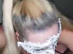 Μια ξανθιά από το Leicester μου κάνει μια βαθιά πίπα στο λαιμό σε ένα βίντεο