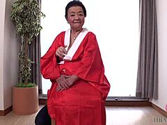 الجدة اليابانية يوكو أوغاساوارا تعرض مهاراتها في التدليك وثديها