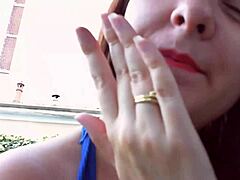 Николета пробва обеци и получава пръсти в този горещ видеоклип на майка