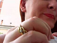 Nicoletta provar på örhängen och blir fingrad i denna heta MILF-video