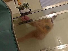 Seorang ibu matang menikmati mandi yang panas dengan kekasihnya