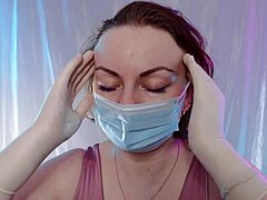 Masturbation en solo avec des gants en latex et un masque médical - vidéo HD