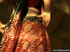 Zrelá žena sa vyzlieka do spodnej bielizne v tomto Bollywood videu
