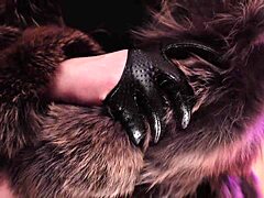 МИЛФ доминира крзненим капутом и кожним рукавицама у домаћем видеу