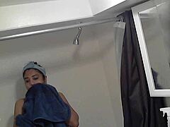 Intian MILF suihku istunto kiinni piilokamera