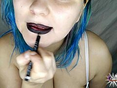 Video HD tentang MILF matang yang panas dengan fetish untuk lipstik
