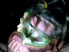 Zrela ženska v zeleni maski daje oralni seks in se jebe z velikim tičem