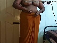 Isteri curang India Desi menghisap payudara besar dan faraj dicukur