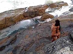 एक परिपक्व अफ्रीकी महिला जो प्राकृतिक स्तनों से भरी हुई है, समुद्र तट के सामने चुदाई करती है।