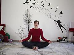 Olgun Rus anne yoga dersinde poposunu gösteriyor