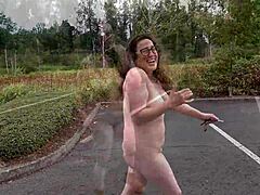 O femeie matură grasă și frumoasă se dezbracă în public și fuge cu mașina