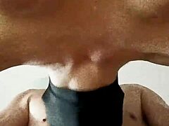 Érett, nagy mellű, maszkos menyecske szopja a faszt a BDSM videóban