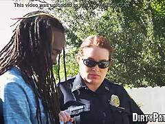 La madura policía Maggie Green se entrega al sexo interracial con una gran polla negra