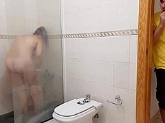 La matrigna sotto la doccia viene sorpresa e vuole il cazzo del figliastro
