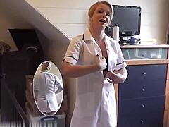 Zrelé európske sestry dávajú nemocničnému pacientovi orálny sex na sexuálnej páske