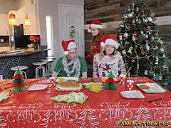 स्टेपफैमिली की वाइल्ड क्रिसमस सेक्स पार्टी जिसमें लिंजरी और स्टॉकिंग्स हैं