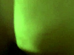 Rondborstige MILF wordt van achteren geneukt in een amateurvideo