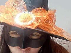 Dojrzała kobieta przebiera się za czarownicę na Halloween i dogadza sobie dla mnie