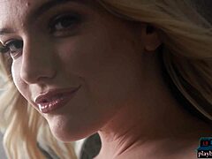 Kenna James, eine reife Blondine zieht sich für Playboy aus