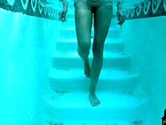 Mămica latină cu sânii mari Brett Barletta își arată corpul într-o piscină