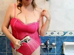 बस्टी अमेचुर माँ मारियाओल्ड अपने बड़े प्राकृतिक स्तनों को नंगी और बॉडी स्टॉकिंग में दिखाती हैं।