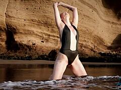 MILF-babe Jasmin Furry stripper ned til undertøyet sitt på stranden for Playboy