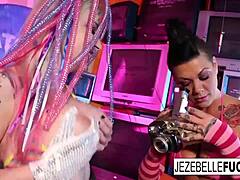 बस्टी बेब्स जेज़ेबेल और लेया इस हॉट लेस्बियन वीडियो में एक दूसरे को खुश करती हैं