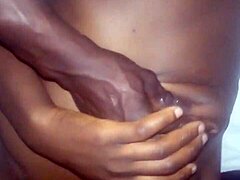 זוג אפריקני נהנה מסקס קשה עם אישה קנייתית