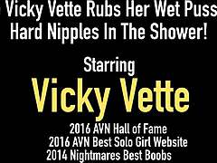 MILF Vicky Vette se umazano pogovarja in pokaže svoje velike pizde ustnice