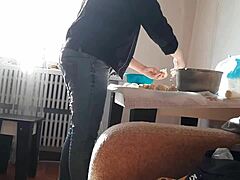 Стъпка сестра прави минетка, докато мащехата готви - Зряла и доведена сестра в действие