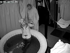 Аматьорска блондинка съпруга се наслаждава на голям кур в горещата вана