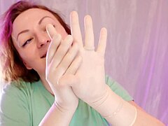 Σπιτικό βίντεο με καμπύλες με μια κοπέλα δίπλα με χειρουργικά γάντια