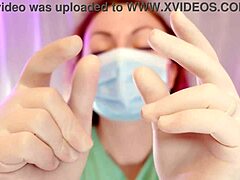Video buatan sendiri yang berisi menampilkan seorang gadis di sebelah rumah dengan sarung tangan pembedahan