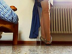 Découvrez les secrets de ces chaussures italiennes dans une vidéo de fétichisme des pieds
