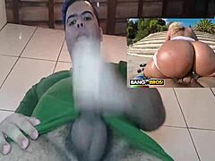 प्रौढ़ ब्लोंड को उसकी गांड के छेद का क्लोज़अप मिलता है और कमशॉट वीडियो में उसे दिखाया जाता है।