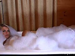 فيكي فيتس تستمتع بمتعة الاستحمام بمفردها مع ثدييها الكبيرين