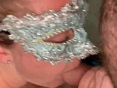 Vollbusige Ehefrau mit Piercings gibt Oralsex und schluckt Sperma in einem Amateurvideo