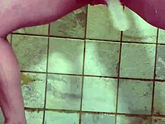 Moglie milf piercingata usa doppi dildo per giocare da sola sotto la doccia