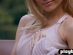 La petite milf blonde Zhenya Belayas fait une séance photo en plein air avec des vêtements dévoilants
