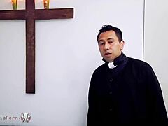 Sor Raymundas bekendelse bliver til et syndigt møde med en præst