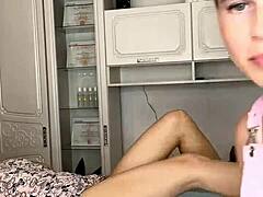 Русская женщина с светлыми волосами получает воск от своих длинных ног