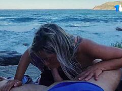 Cuplul matur din Brazilia se bucură de sex oral în aer liber pe stânci