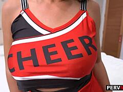 Pakaian cheerleader menggoda Nadia Whites membawa kepada pertemuan yang penuh gairah