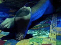 Érett milf mutatja meg lábujjait szexi neccharisnyában