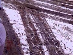 Плавокоса МИЛФ показује своју имовину на снегу