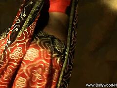 Zrelá indická tanečnica v intímnom vystúpení