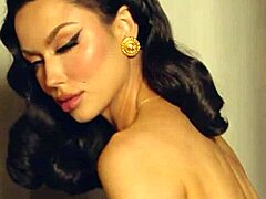 Baştan çıkarıcı esmer MILF Bryona Ashly, olgun güzelliğini ve dolgun figürünü vurgulayan bir softcore videoda baştan çıkarıcı bir solo striptiz yapar