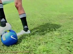 サッカー美女のジジ・スウィートが、大きくて黒いお尻を硬いペニスに跳ねさせる。